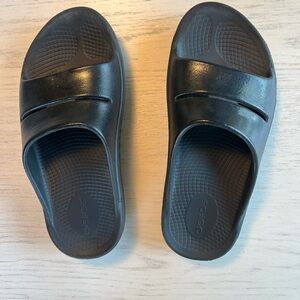 OOFOS OOahh Women's Black Slip-On Sandals